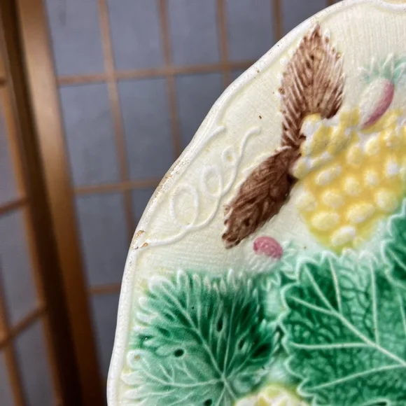 Antique Wedgwood Majolica signed strawberry grapes plate 8.25" - Picture 3 of 6